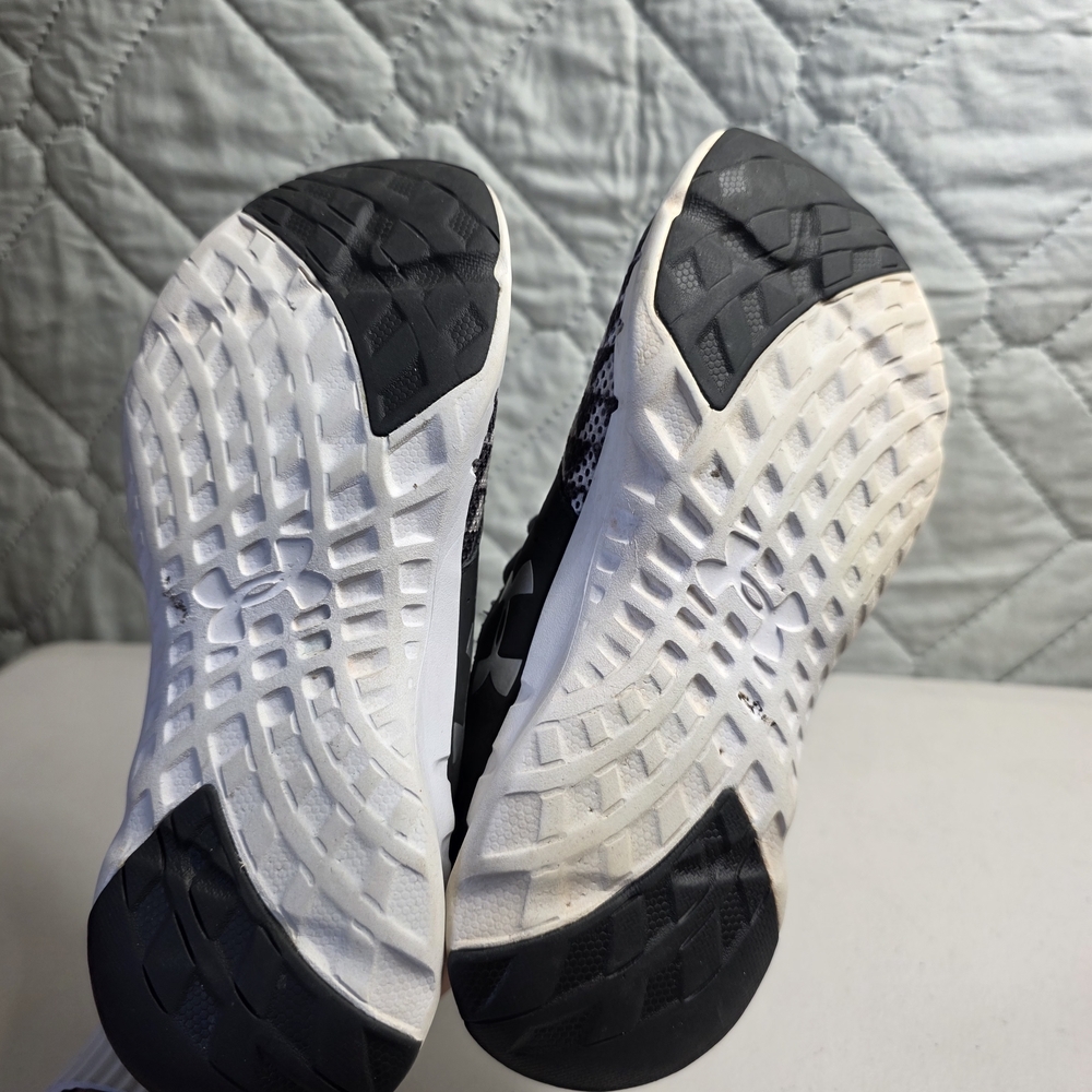 Under Armour kids' athletic sneakers in black and white.
Size 3.5Y - Picture 4 of 8